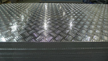 China 3003 5052 5083 6061 folhas de alumínio laminadas a alta temperatura e bobina da placa do diamante da placa do passo fornecedor